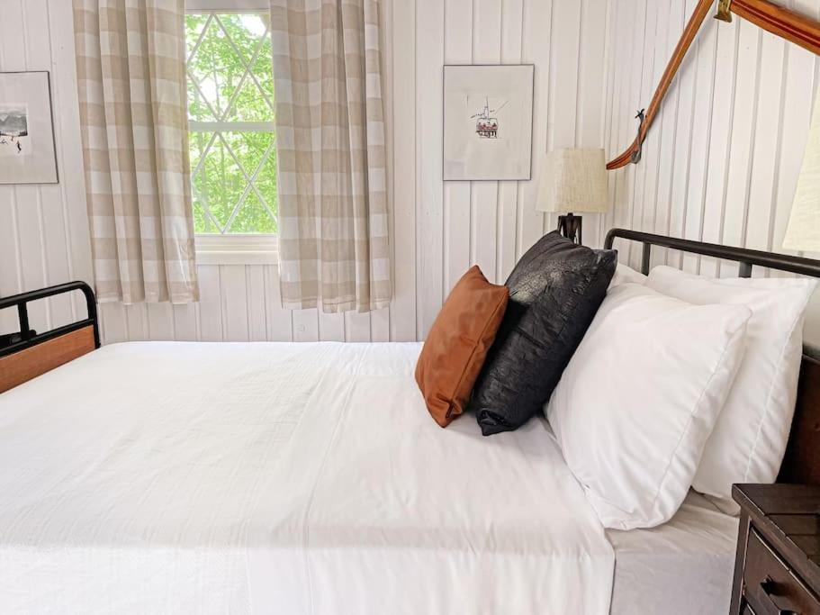 Stylish And Cozy Cabin, Walking Distance To Big Bass Lake Gouldsboro Екстериор снимка