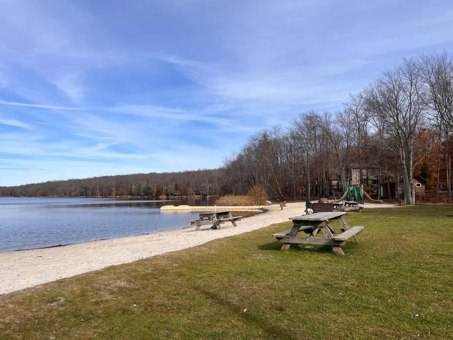 Stylish And Cozy Cabin, Walking Distance To Big Bass Lake Gouldsboro Екстериор снимка